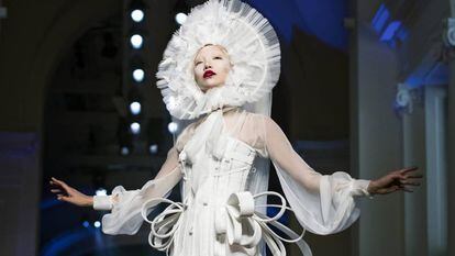 La modelo surcorenana Soo-Joo Park desfila por la pasarela con una creaci&oacute;n de alta costura de la colecci&oacute;n Oto&ntilde;o/Invierno 2016/2017 de Jean-Paul Gaultier.