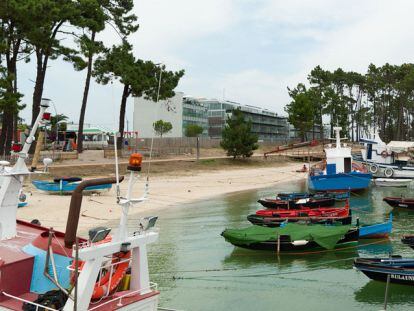 Proyecto de Novaurbe (al fondo), en la Isla de Arosa.