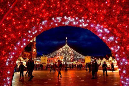 Adornos navideños, en una plaza de Nagyvarad (Rumanía), el 12 de diciembre de 2017.