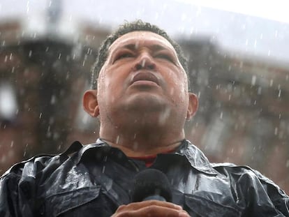 Hugo Chávez pronuncia un discurso bajo la tormenta en la avenida Bolívar el 04 de octubre de 2012.