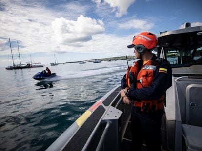 Elementos de la fuerza naval colombiana durante la búsqueda de desaparecidos, el 29 de diciembre de 2022.