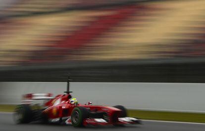 Felipe Massa conduce su monoplaza de Ferrari, durante el entrenamiento.