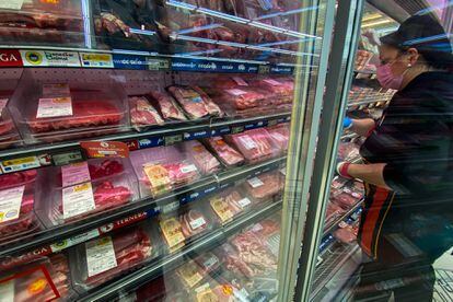 Zona de carne procesada en una cadena de supermercados de A Coruña.