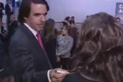Aznar despacha a una periodista introduciéndole un bolígrafo en el escote.