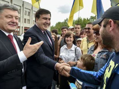 Poroshenko (izquierda) y Saakashvili, este s&aacute;bado en Odesa.