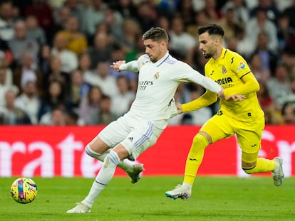 Valverde y Baena, el sábado en una acción del partido en el Bernabéu.