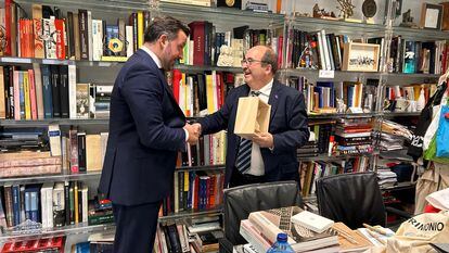 El alcalde de Elche, Pablo Ruz (izquierda) con el ministro de Cultura, Miquel Iceta, durante su encuentro este martes en el MInisterio de Cultura en Madrid.