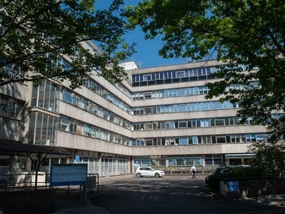 Vista exterior del centro de Tavistock para la transición de género de Londres en julio de 2022.