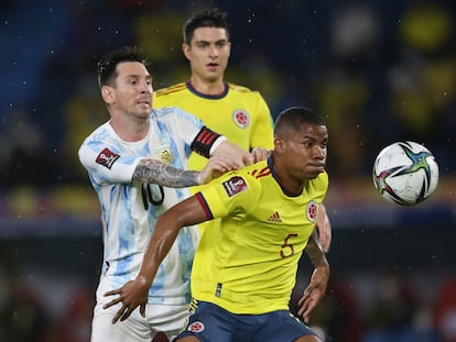Lionel Messi y Wilmar Barrios disputan un balón en un partido entre Argentina y Colombia, el 8 de junio de 2021.