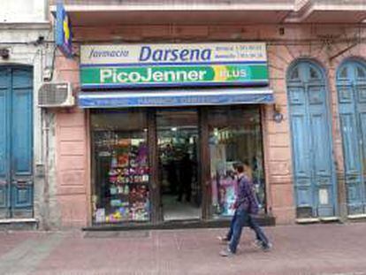 Una persona pasa frente a una farmacia en la Ciudad Vieja, en Montevideo (Uruguay). EFE/Archivo