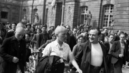 Mujeres acusadas de haber colaborado con los nazis, en Rennes en 1944.