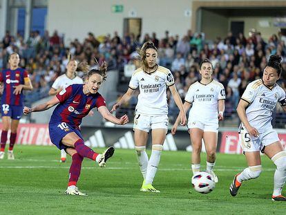 Caroline Graham Hansen anota el tercer gol del Barcelona frente al Real Madrid.