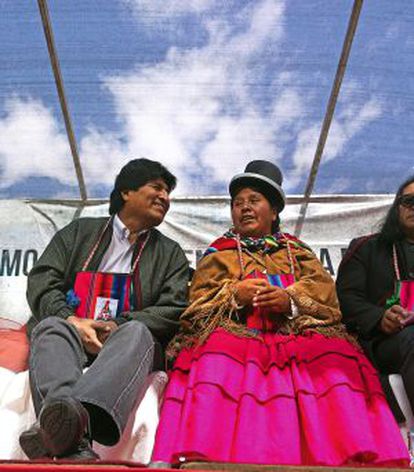 El presidente boliviano Evo Morales, junto a una mujer chola.