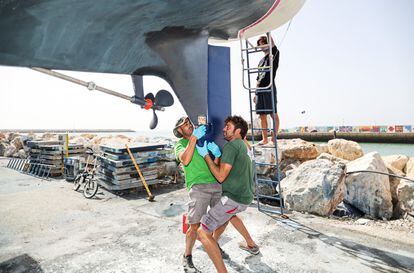 Reparación de la quilla destrozada por el encuentro con orcas con el velero del francés Benjamin Delahaie, en Puerto Sherry (Cádiz), este jueves.