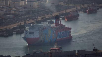 El barco 'Moby Dada', popularmente conocido como El Piolín, a su salida del puerto de Barcelona tras finalizar el despliegue policial por el referéndum ilegal del 1 de octubre de 2017.