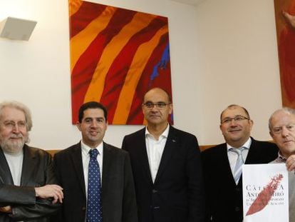 Momento de presentaci&oacute;n de la C&aacute;tedra Antoni Mir&oacute; en la Universidad de Alicante, con el pintor a la izquierda.