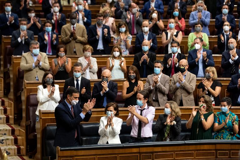 El presidente del Gobierno, Pedro Sánchez, es aplaudido por la bancada socialista a su llegada a una sesión plenaria en el Congreso, en Madrid este miércoles.