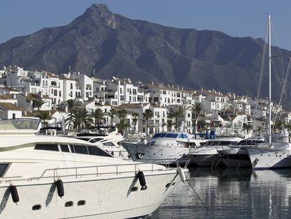 Málaga (España) Marbella 29/09/2010 Reportaje sobre la saturación urbanística de la localidad de Marbella (Costa del Sol). En la foto, vista de varias viviendas y yates en Puerto Banús.
 Foto: García-Santos