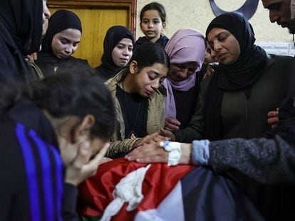 Familiares lloran junto al cadáver de un hombre muerto durante una incursión israelí en el campo de refugiados de Tulkarem, en Cisjordania.