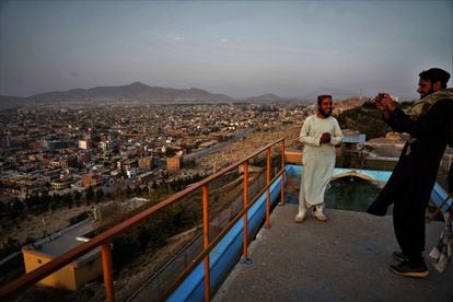 Varios talibanes se hacen fotos sobre el trampolin de una piscina en desuso de Kabul.
