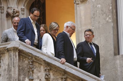El presidente valenciano, XImo Puig (derecha), habla con el alcalde de Valencia, Joan Ribó, antes de anunciar la reactivación de la T2.