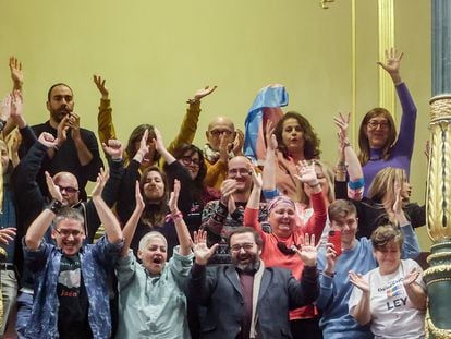 Activistas y representantes de asociaciones celebraban el 22 de diciembre en el Congreso la aprobación de la 'ley trans'.