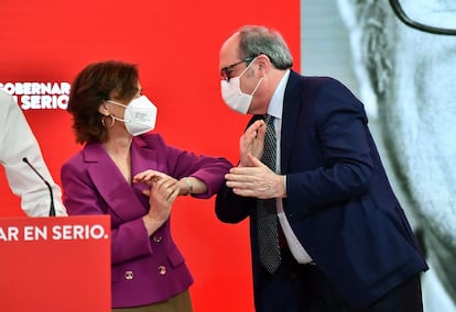 El candidato socialista a la Comunidad de Madrid, Ángel Gabilondo, junto a la secretaria de Igualdad del PSOE y vicepresidenta primera del Gobierno, Carmen Calvo, durante un acto sobre feminismo este sábado en Madrid.