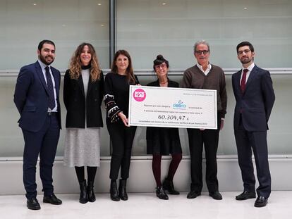 Los despachos entregan el cheque a la Asociaci&oacute;n DEBRA.
