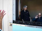 Un hombre saluda a un familiar desde la ventana de una residencia de la ciudad portuguesa de Figueira da Foz.