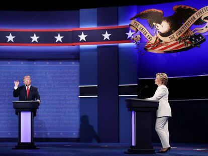 Hillary Clinton y Donald Trump durante el &uacute;ltimo debate presidencial. 