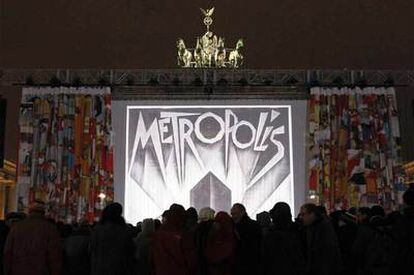 Proyección anoche de <i>Metrópolis</i> en la Puerta de Brandeburgo de Berlín<i>.</i>