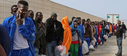 Un grupo de inmigrantes este viernes en Lampedusa. 