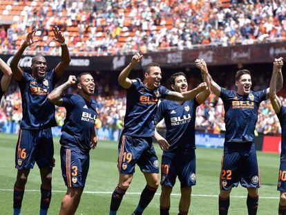 Los jugadores del Valencia, tras el partido.