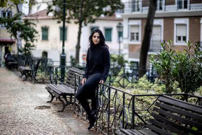 La escritora india Deepti Kapoor, en la plaza de las Flores de Lisboa a mediados de enero.