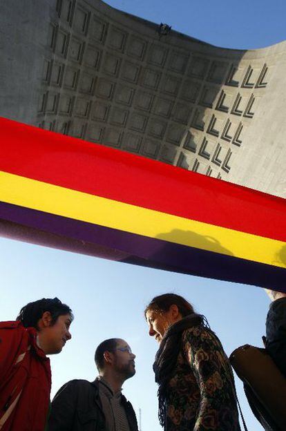 Medio centenar de personas se concentran bajo el Arco de la Victoria para pedir la retirada de los símbolos franquistas.