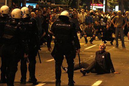 Manifestantes contrarios a la detención de Mladic se enfrentan a la policía.