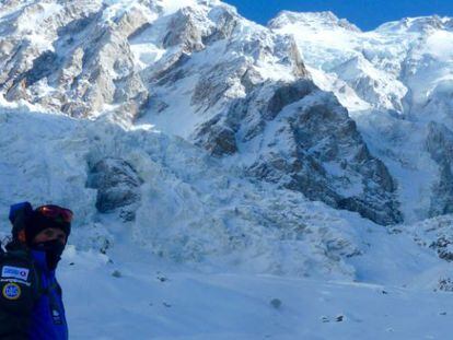 Alex Txikon, camí de l'inici de la ruta Kinshofer.