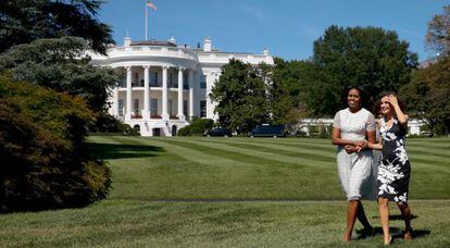 La primera dama, Michelle Obama, y la reina Letizia, se dirigen al huerto ecológico en la Casa Blanca.