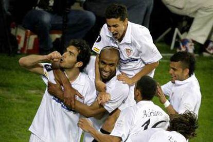 Los jugadores del Sevilla celebran el último de los goles que marcaron en la final de la Copa de la UEFA.