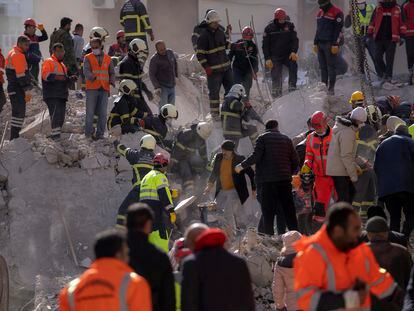 Equipos de rescate trabajan entre los escombros de un edificio en Adana, en el sur de Turquía, este miércoles.