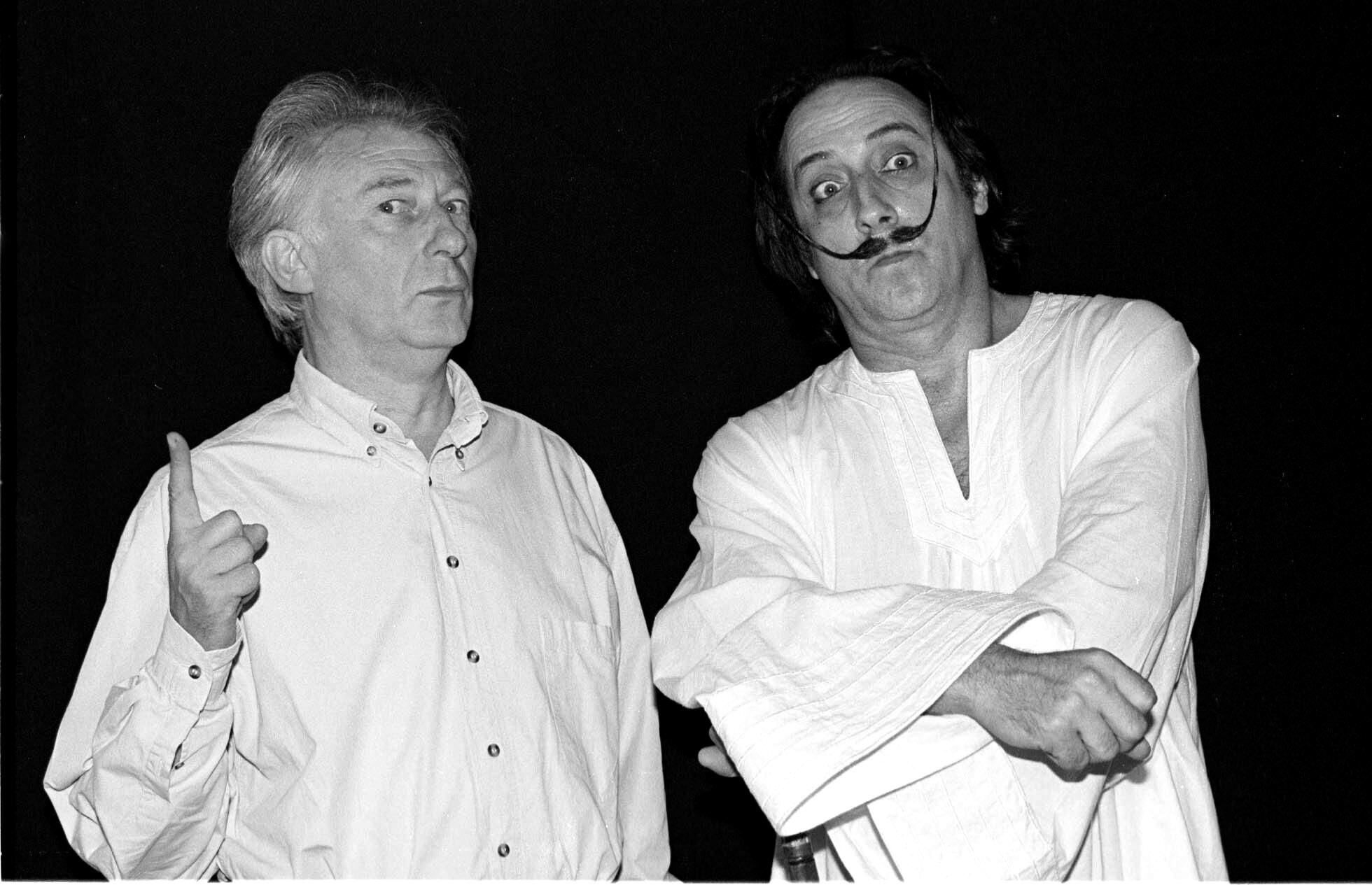 Albert Boadella (izquierda) y Ramon Fontserè (caracterizado en el personaje de Dalí), en un acto de promoción del espectáculo 'Daaalí' en 1999.