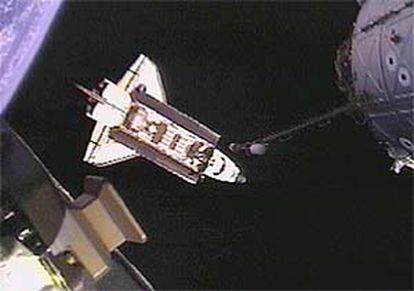 Imagen del trasnbordador <I>Atlantis</I>, tomada por una cámara situada en la Estación Internacional.