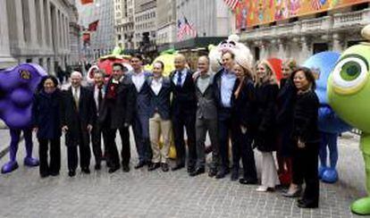 Ricardo Zacconi (7-i) , CEO y cofundador de la empresa creadora de "Candy Crush Saga", posa en Wall Street antes de su salida oficial a bolsa, en Nueva York (Estados Unidos).
