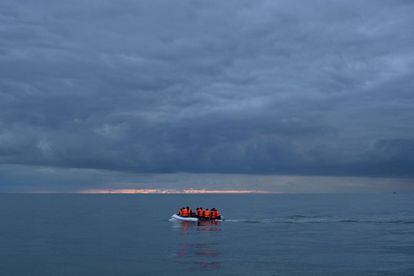 Migrantes a bordo de una patera navegan por el Canal de la Mancha para llegar a la costa sur de Inglaterra en una imagen de archivo.