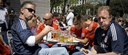 Aficionados del Bayern M&uacute;nich en la plaza Catalunya, en Barcelona.