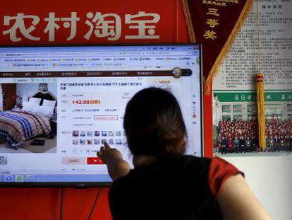 Un cliente elige un producto en el portal de Alibaba en una zona rural de China.