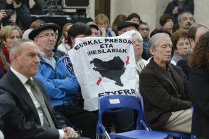 Tasio Erkizia, de azul, junto a la pancarta que reclama el acercamiento a Euskadi de los presos de ETA.