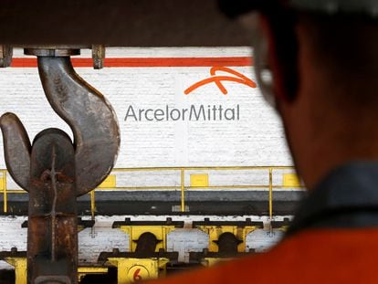 Un trabajador, frente a una planta de ArcelorMittal en Gante (Bélgica) en una imagen de archivo.