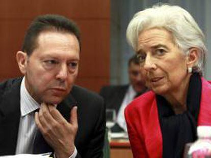 En la imagen, el ministro griego de Finanzas, Giannis Stournaras (i) y la Directora Gerente del Fondo Monetario Internacional (FMI), Christine Lagarde. EFE/Archivo