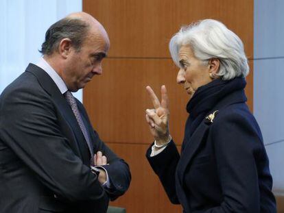 Luis de Guindos escucha a la directora gerente de FMI, Christine Lagarde, ayer en Bruselas